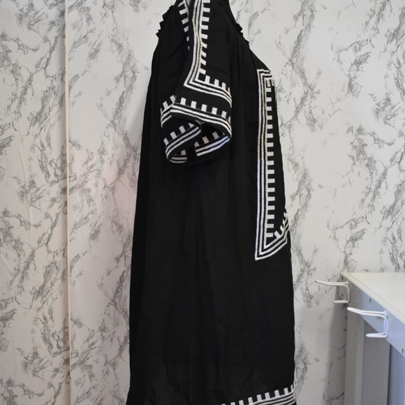 Lightweight embroidered black dress - Picture 2 of 4